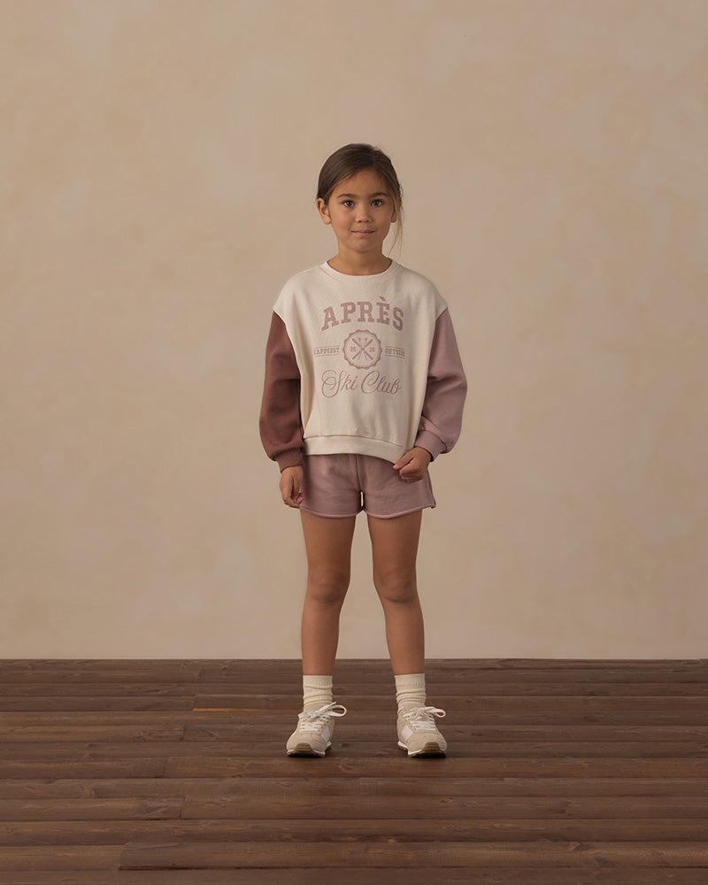 Multicolor crewneck sweatshirt with 'Apres Ski Club' text on a white background