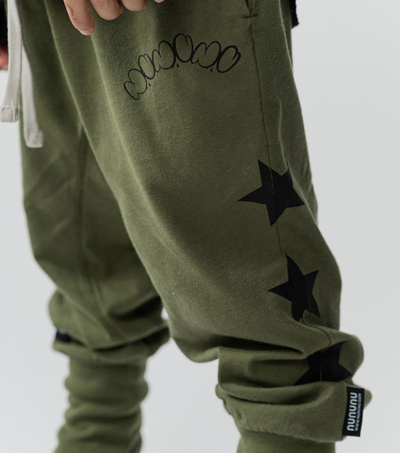 jogger in army green with black star