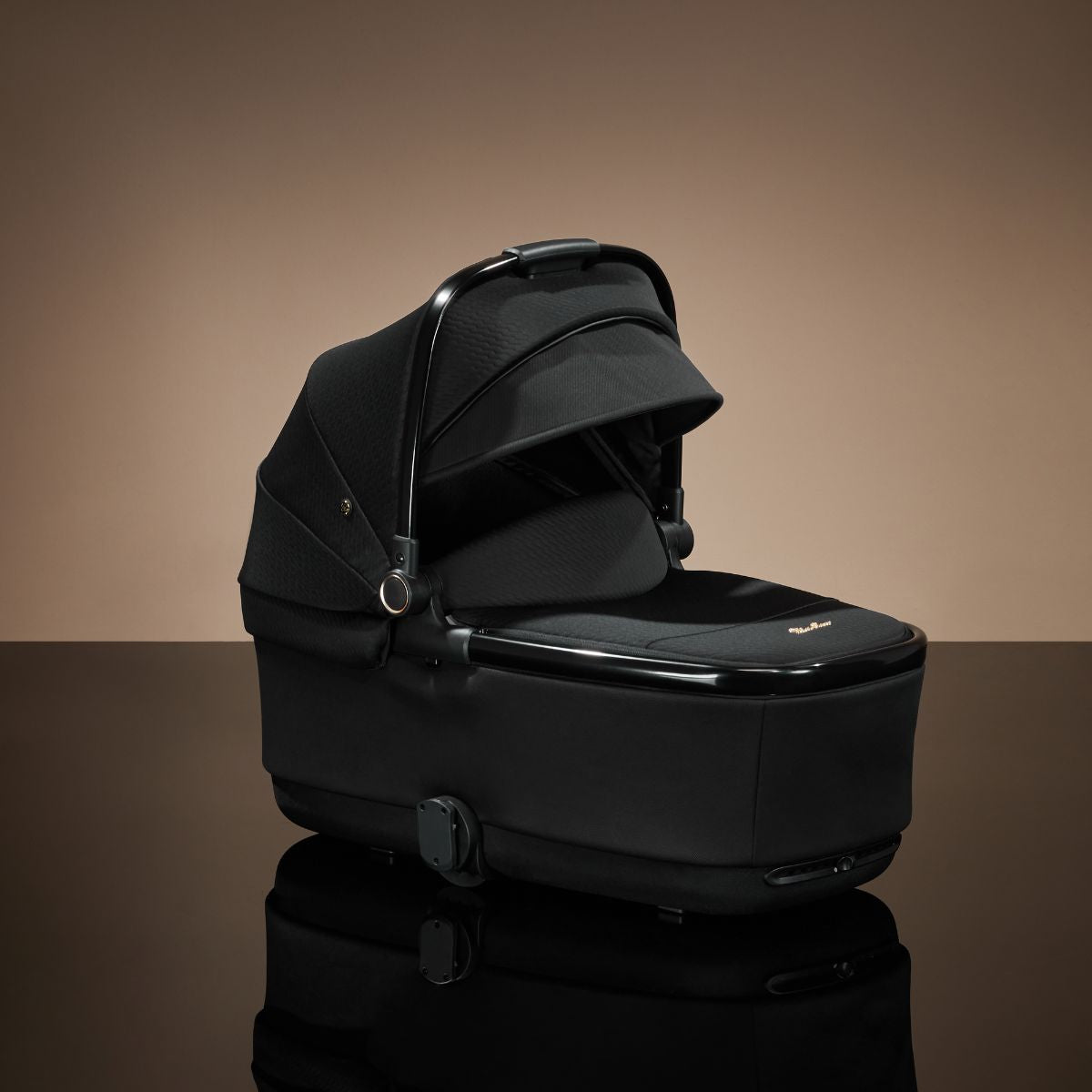 Bassinet in black and gold