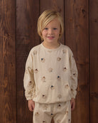Matching sweatshirt with middle pocket and sweats set with a winter bear pattern all over