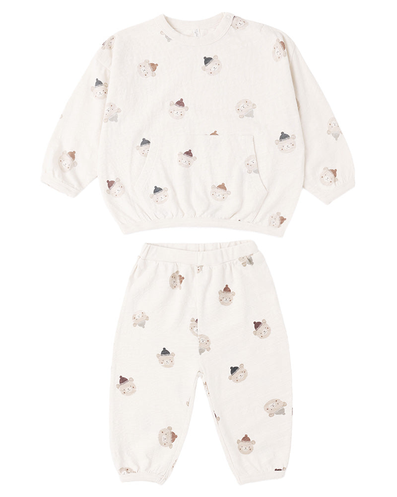 Matching sweatshirt with middle pocket and sweats set with a winter bear pattern all over