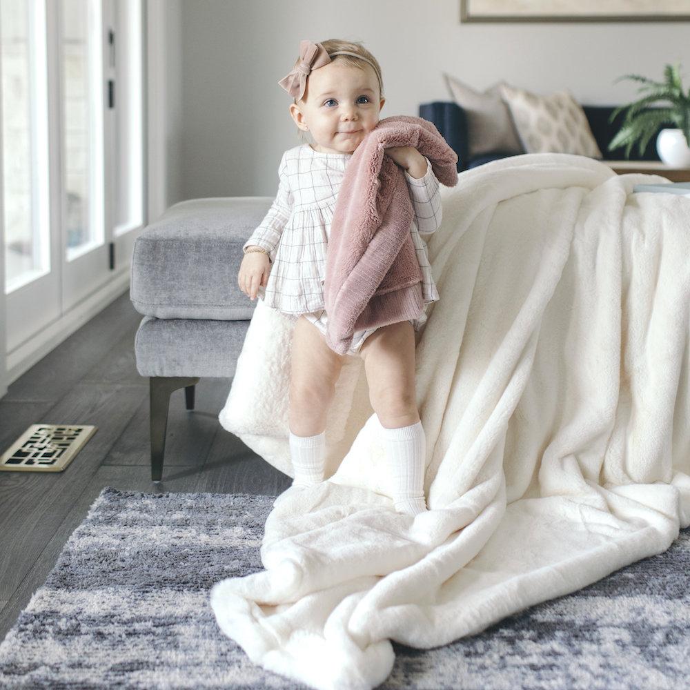Arctic Hare Grand Faux Fur Throw Blanket - Extra Large Blankets Saranoni 
