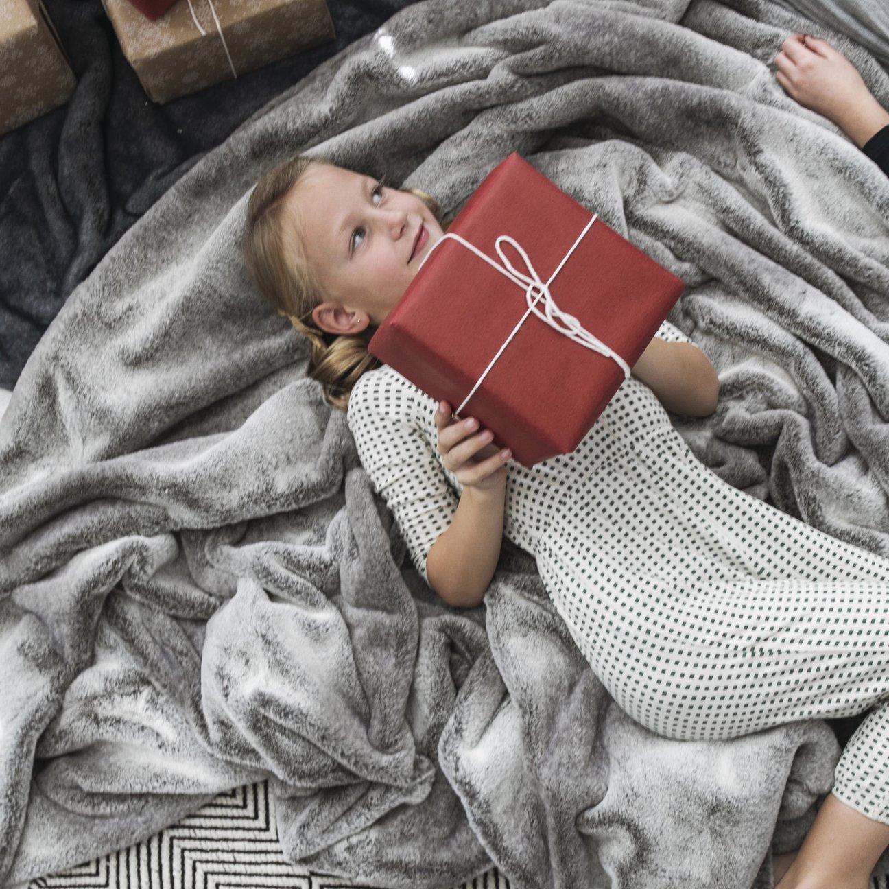 Snow Fox Grand Faux Fur Throw Blanket - Extra Large Blankets Saranoni 